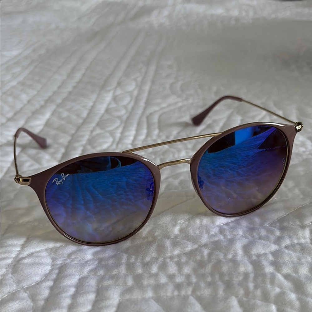 Ray-Ban Round Sunglasses with Blue Lenses
